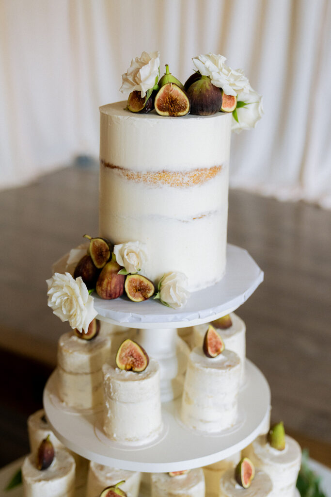 cute elegant wedding cake 