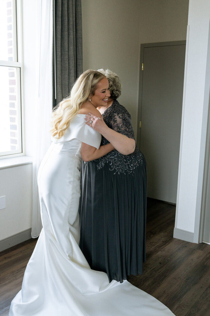 bride and her mom hugging 