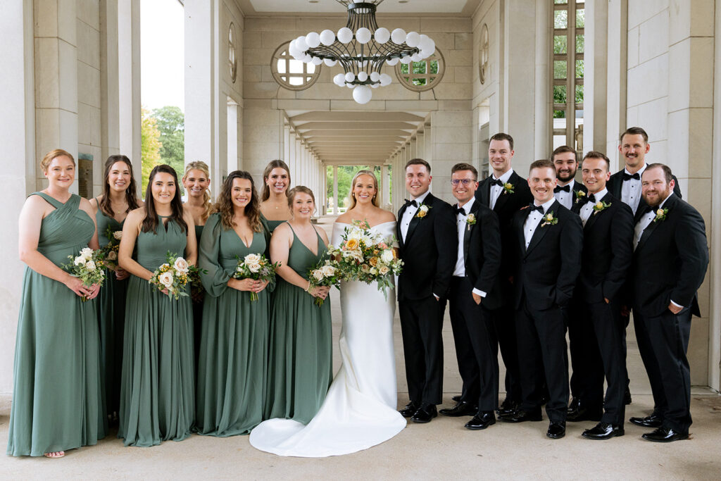 cute picture of the bride and groom with their bridesmaids and groomsmen 