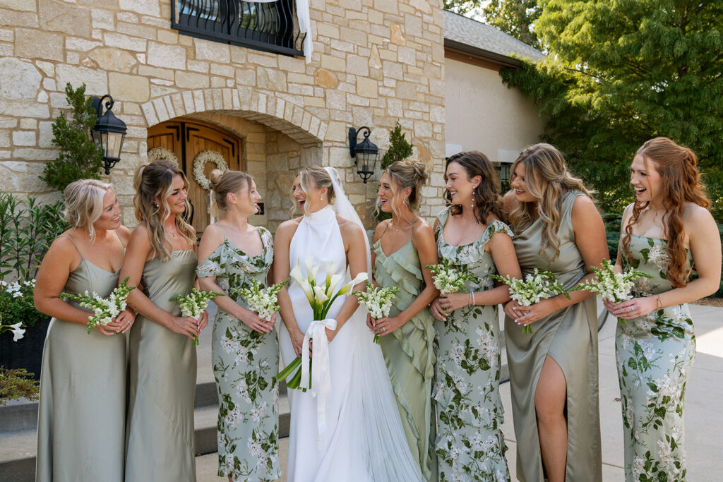 cute picture of the bride and her bridesmads