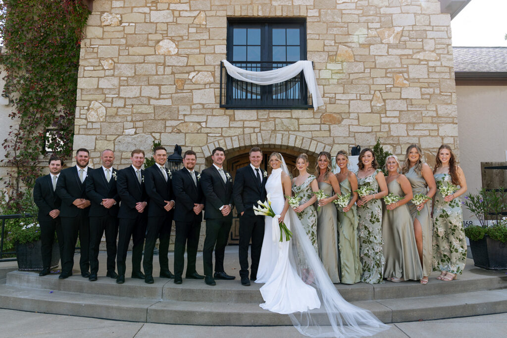 stunning picture of the bride and groom with their bridesmaids and groomsmen