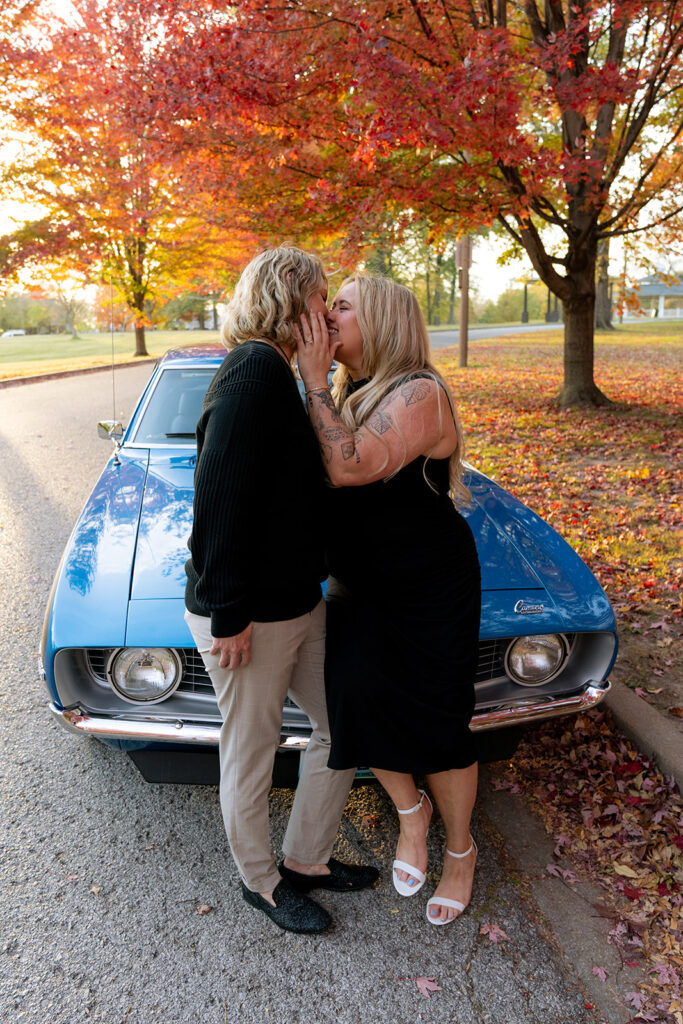 couple kissing at their dream st. louis photohsoot