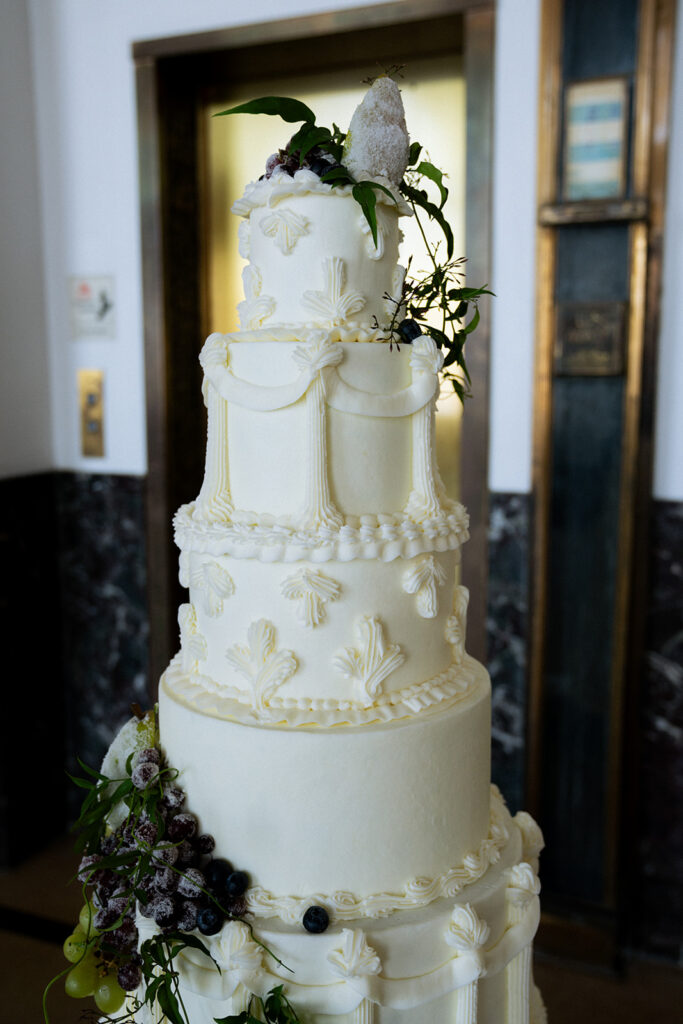 stunning picture of the wedding cake at the moody wedding reception