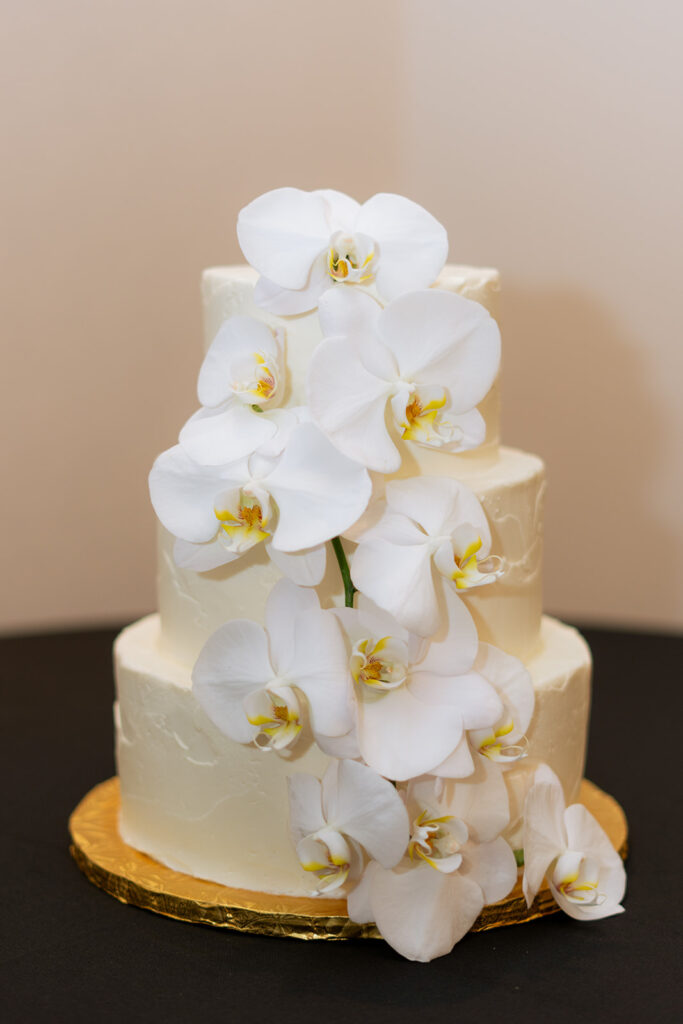 cute and elegant wedding cake 