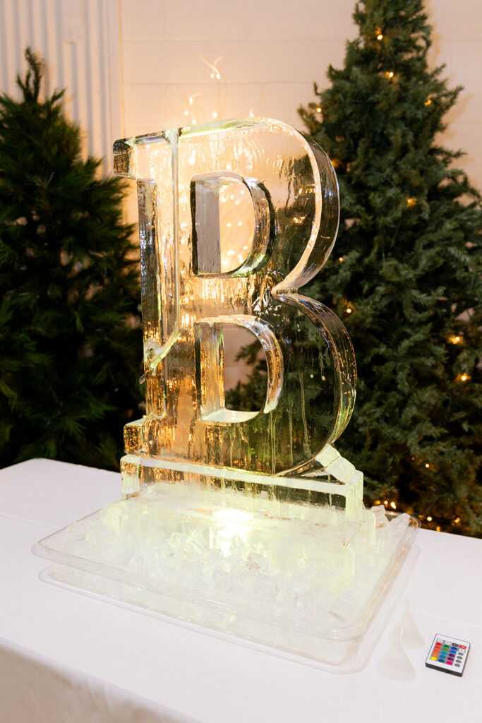 timeless decor at the winter wedding 