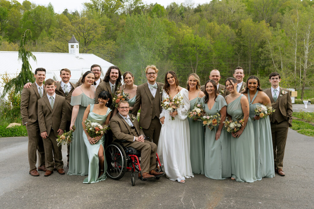 cute picture of the bride and groom with their bridesmaids and groomsmen 