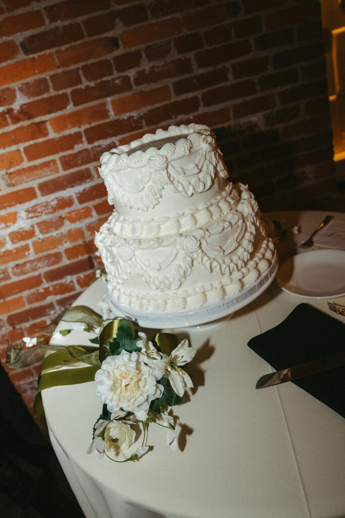 stunning wedding cake at the summer st. louis wedding 