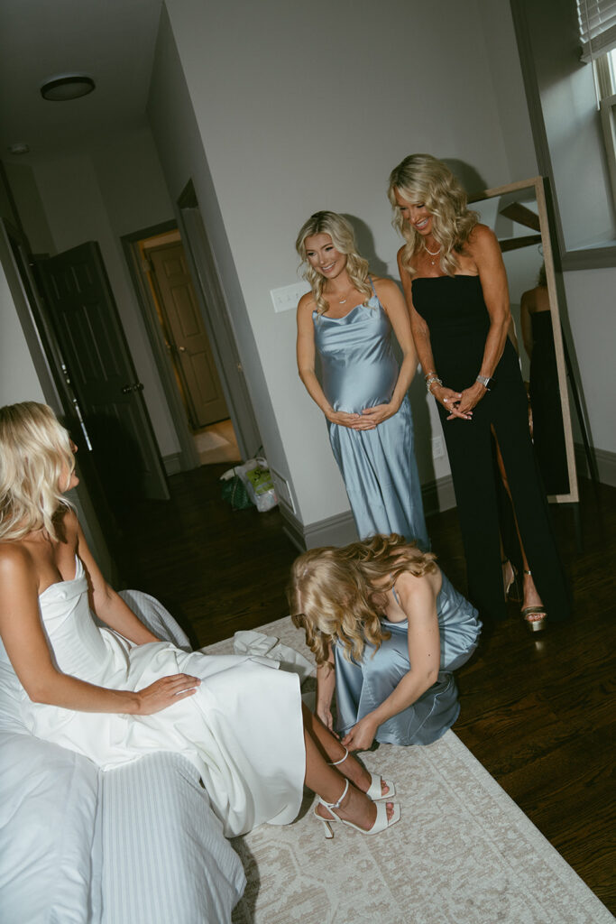cute picture of the bride and her bridesmaids
