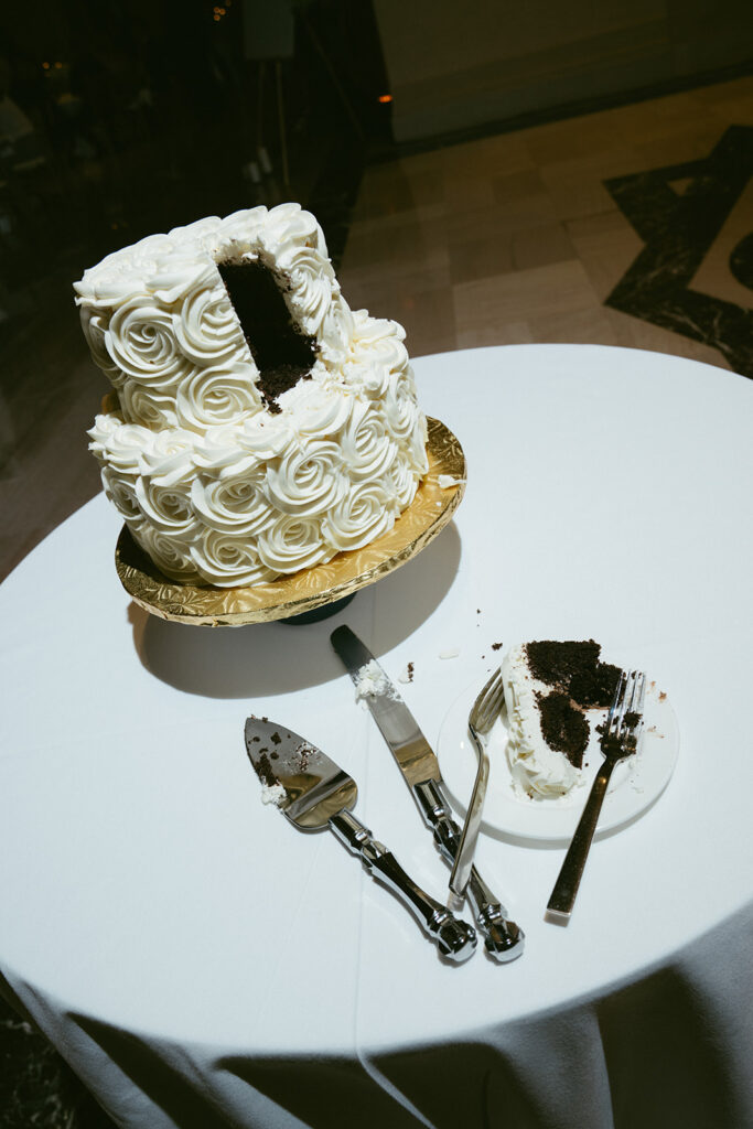 Maddy & Tim’s Modern Wedding at the St. Louis Art Museum
