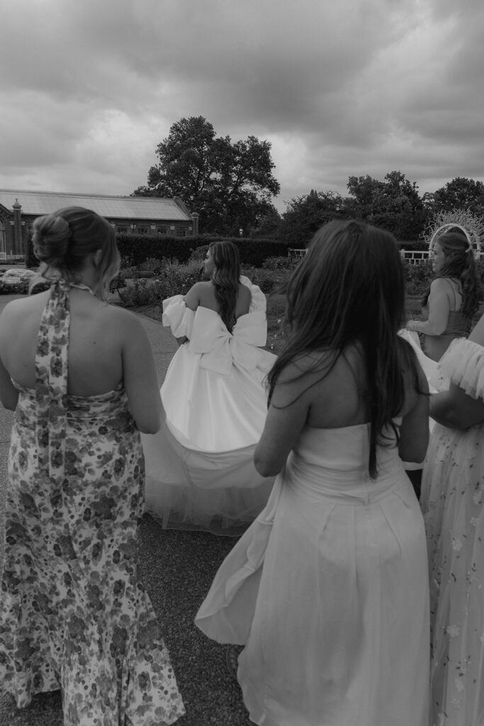 cute b&w picture of the bride and her friends