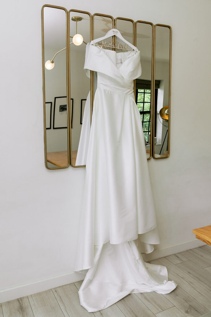 stunning picture of the wedding dress