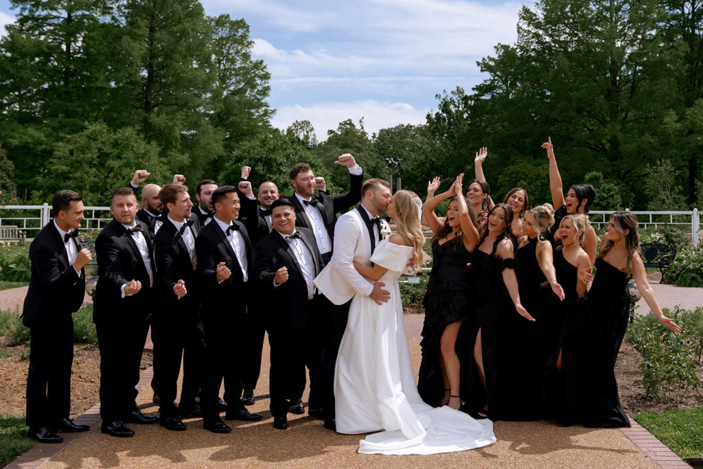 portrait of the bride and groom with their bridesmaids and groomsmen 