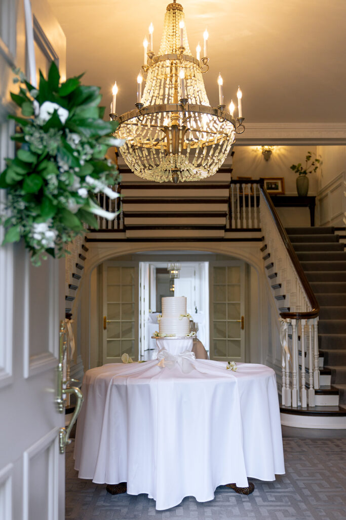 stunning picture of the wedding cake