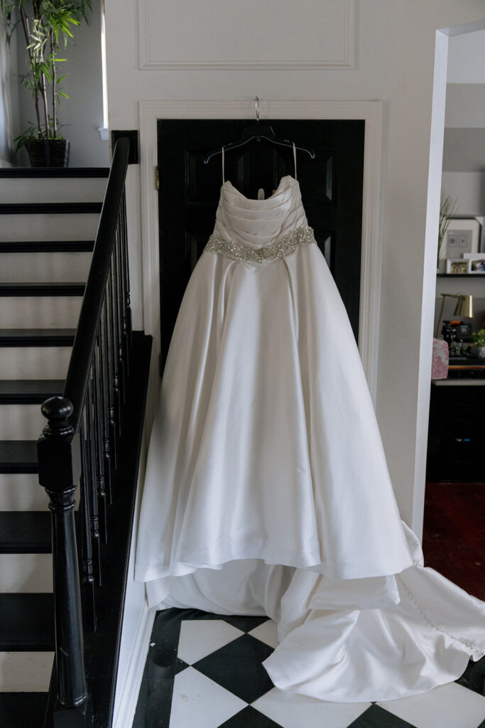 stunning picture of the wedding dress