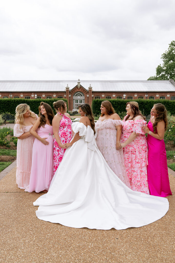 Picture of the bride and her bridesmaids