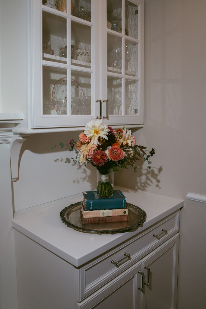 stunning picture of the colorful wedding bouquet 