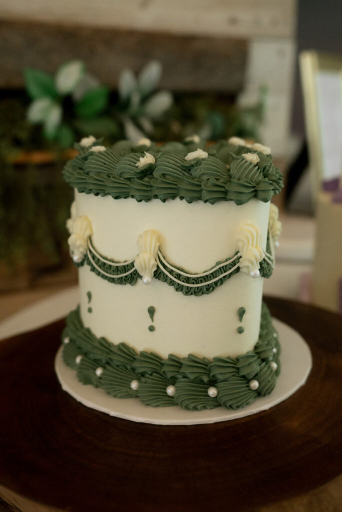cute picture of the wedding cake