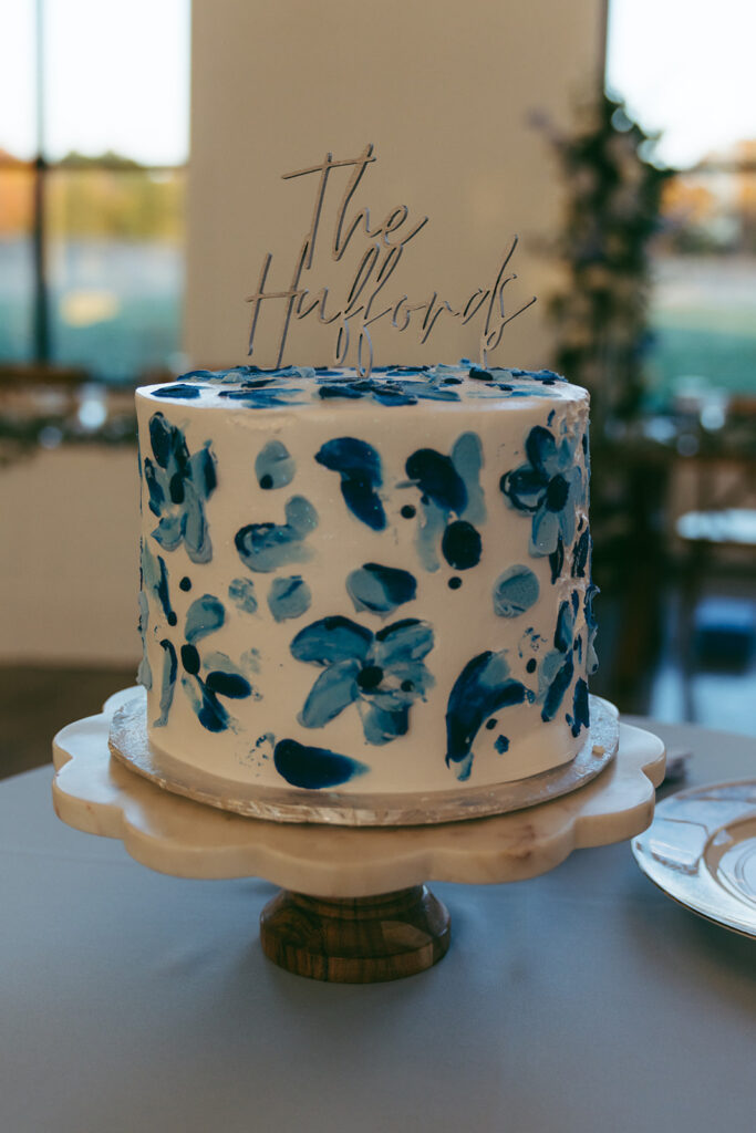 beautiful picture of the wedding cake