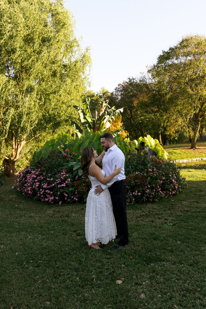 couple hugging during their photoshoot