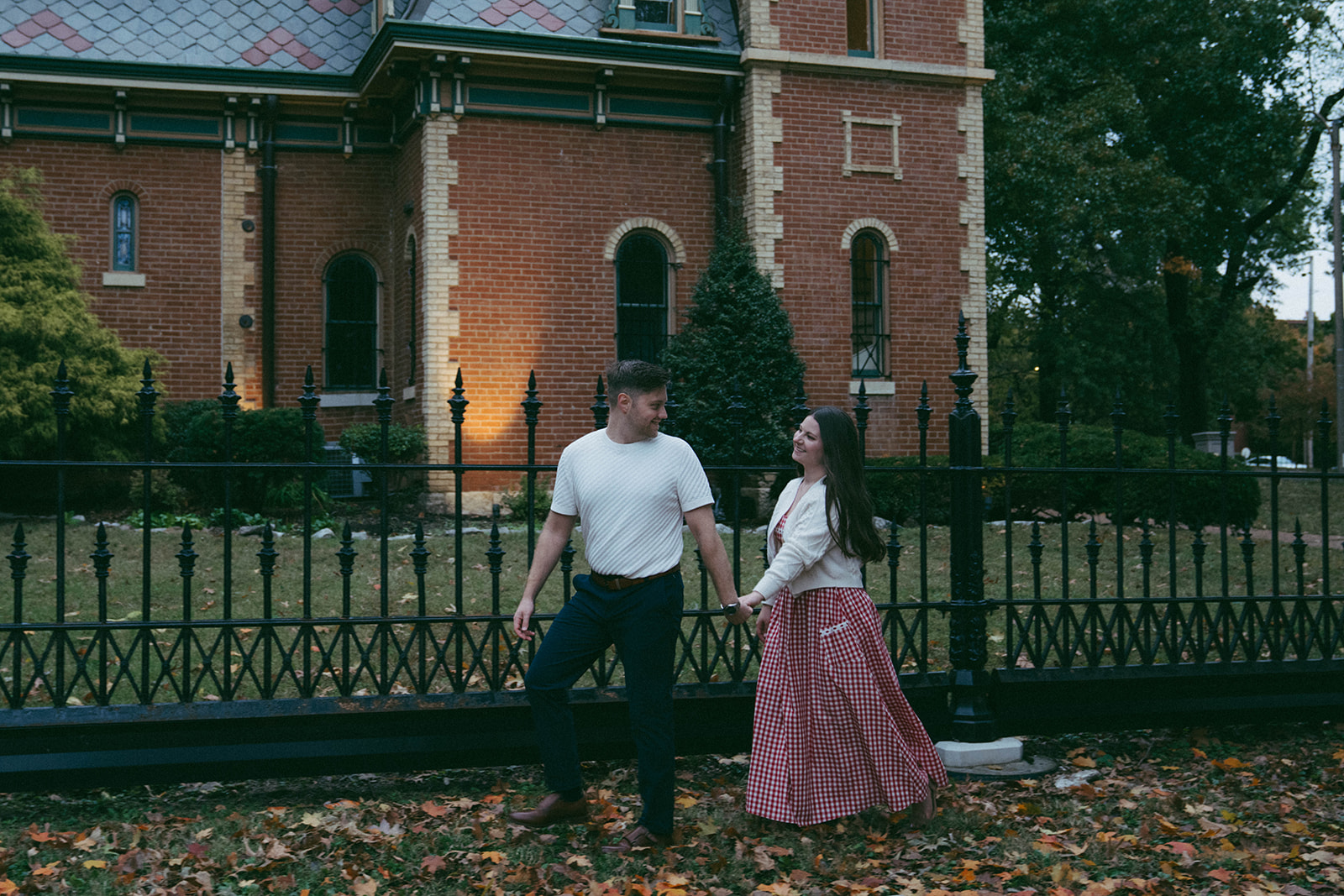 couple walking around st. louis during their photoshoot