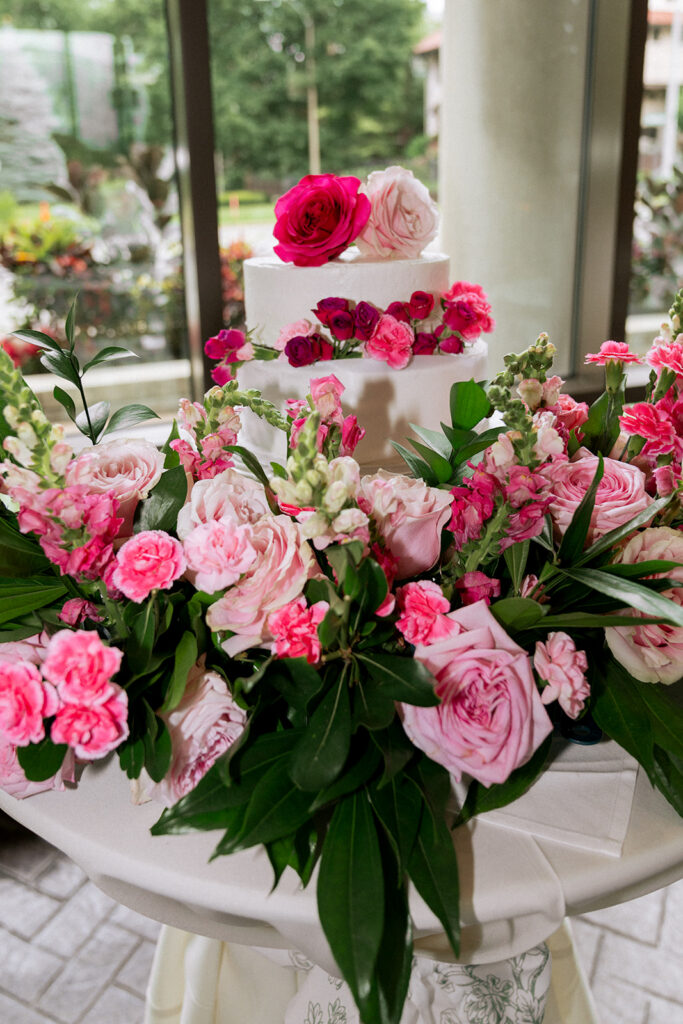 stunning picture of the wedding cake