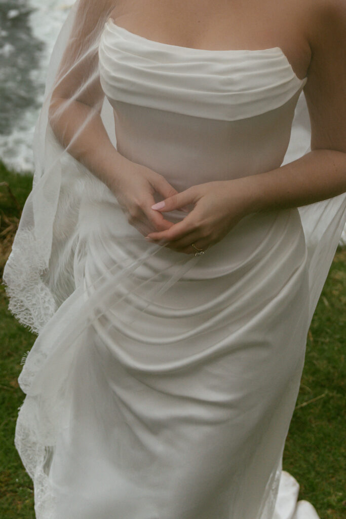 closeup shot of the wedding rings