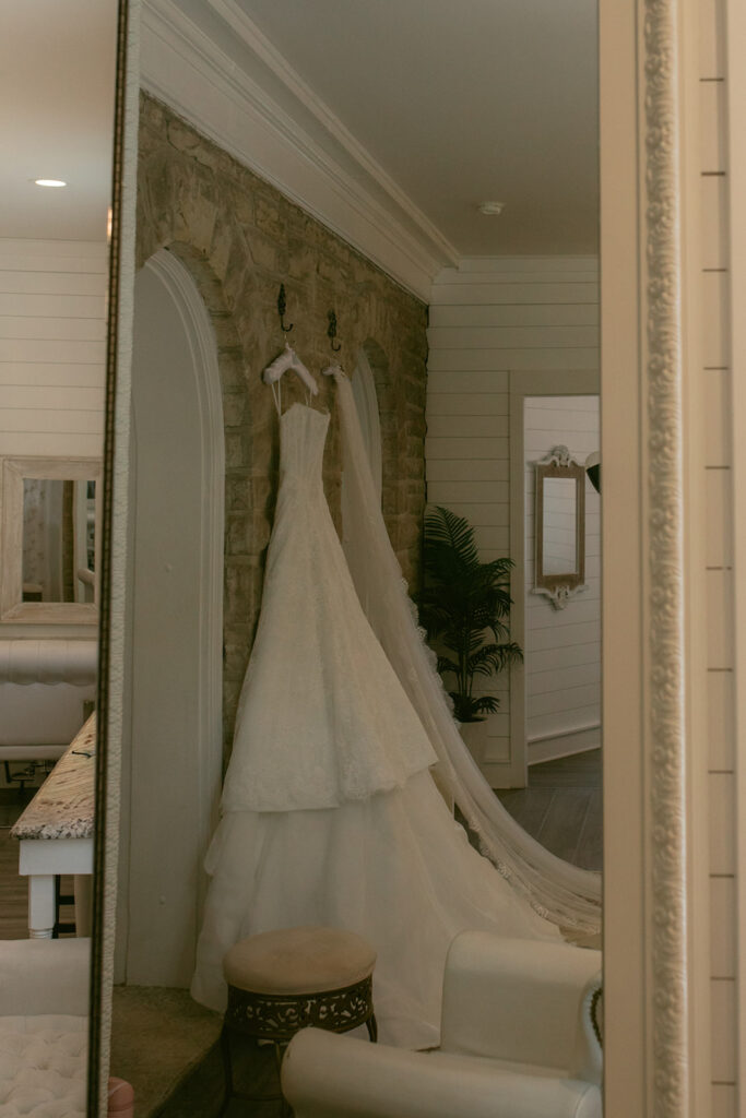 stunning picture of the wedding dress