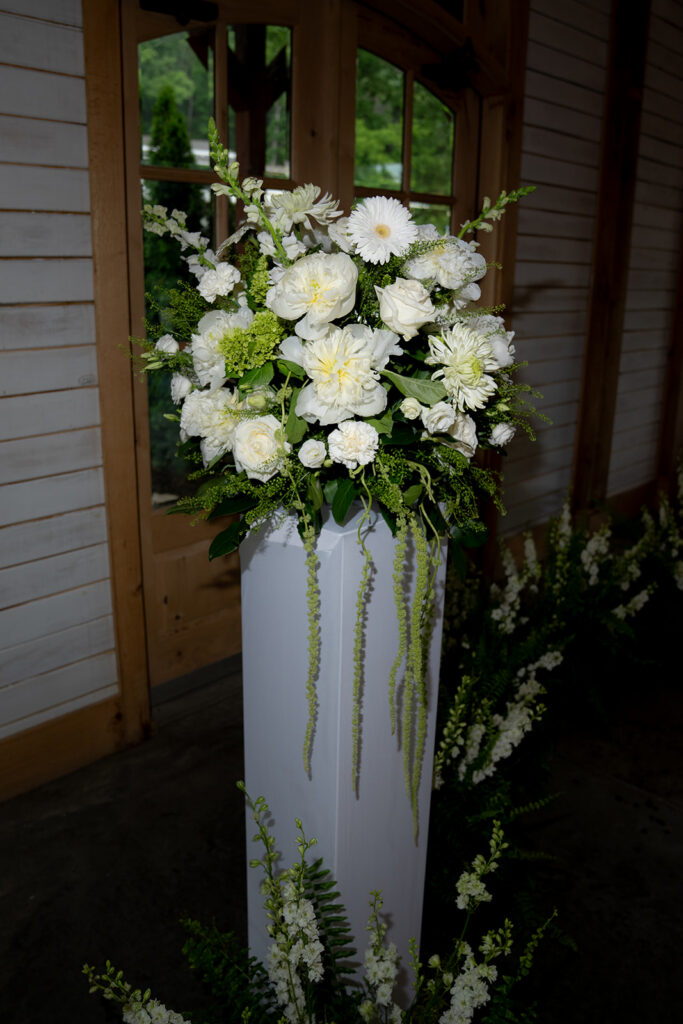 elegant and romantic floras at the wedding ceremony